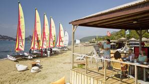 Am Strand, Volleyball, Surfen/Boogieboarden, Segeln