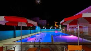 Piscina stagionale all'aperto, ombrelloni da piscina, lettini