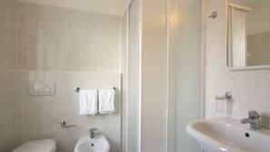Douche, sèche-cheveux, bidet