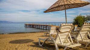 Plage privée, chaises longues, parasols