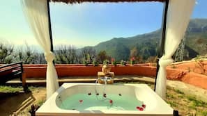 Outdoor spa bath