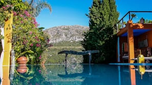 3 outdoor pools, an infinity pool, pool umbrellas, pool loungers