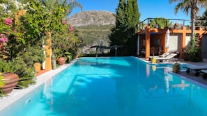 3 outdoor pools, an infinity pool, pool umbrellas, pool loungers