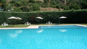 Una piscina al aire libre de temporada