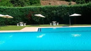 Una piscina al aire libre de temporada
