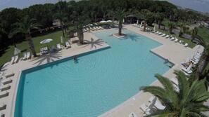 Piscina coperta, piscina stagionale all'aperto, ombrelloni da piscina