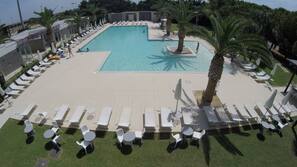Piscina coperta, piscina stagionale all'aperto, ombrelloni da piscina