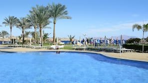 2 piscine all'aperto, lettini