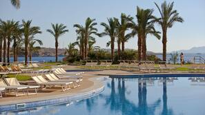 2 piscine all'aperto, lettini