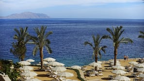 Spiaggia privata, lettini da mare, ombrelloni, sci nautico