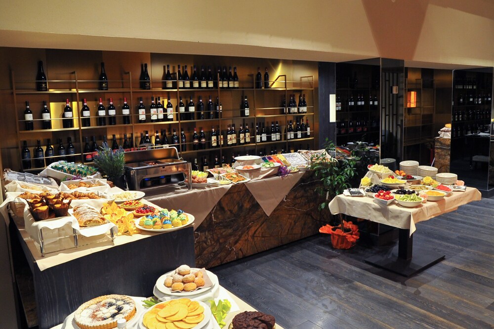 Buffet, Alexander Charme Hotel