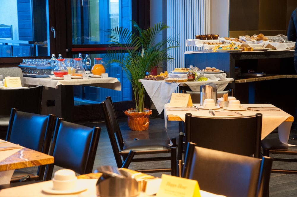 Breakfast area, Alexander Charme Hotel