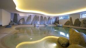 Piscina coperta, lettini