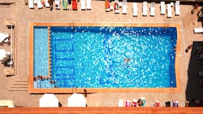 Una piscina al aire libre de temporada (de 9:30 a 21:00), sombrillas
