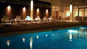 Una piscina al aire libre de temporada (de 9:30 a 21:00), sombrillas