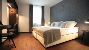 Surmatelas, coffre-forts dans les chambres, bureau, rideaux occultants