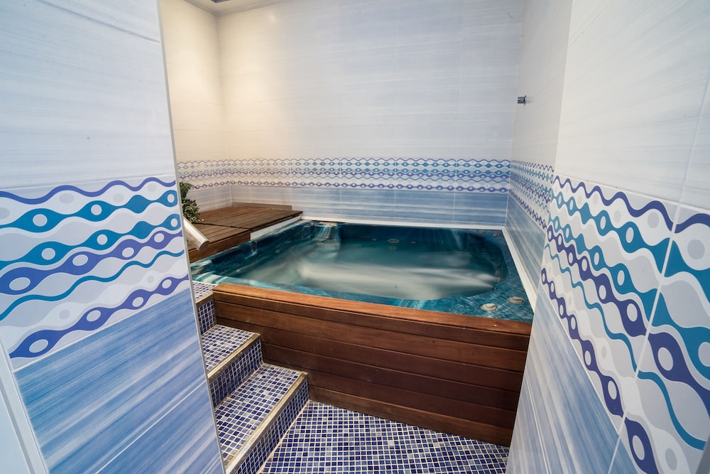 Photo - La Familia Gallo Rojo