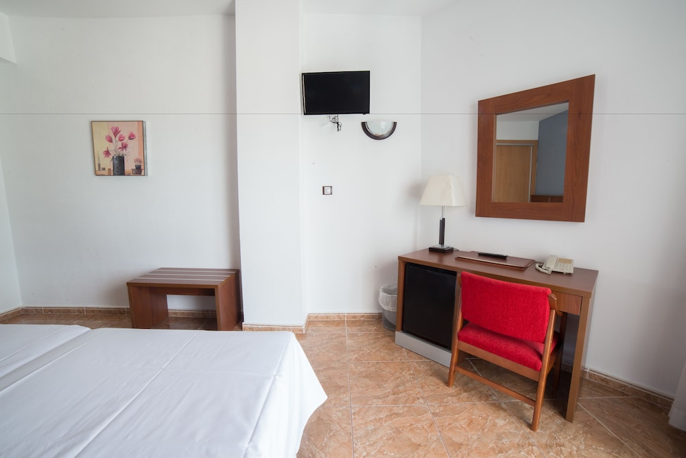 Photo - La Familia Gallo Rojo