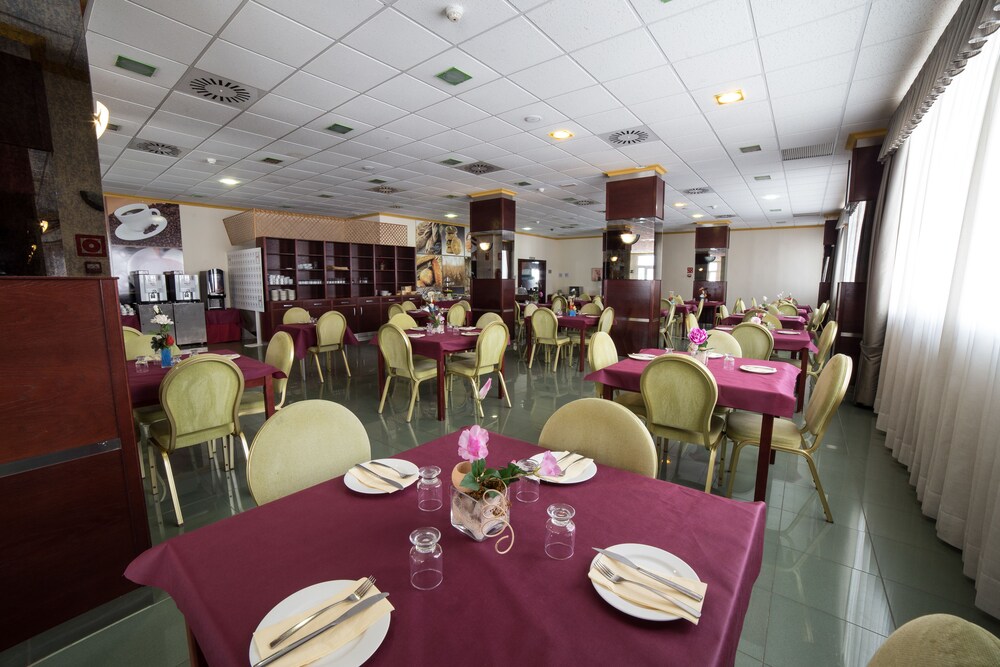 Photo - La Familia Gallo Rojo