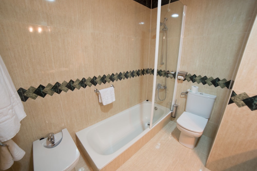 Photo - La Familia Gallo Rojo