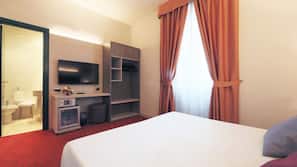 Hypo-allergenic bedding, minibar, in-room safe, desk