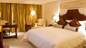 Minibar, in-room safe, desk, iron/ironing board