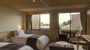 Down comforters, in-room safe, blackout drapes, free WiFi