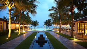 2 kolam renang outdoor, dengan payung kolam renang dan kursi berjemur