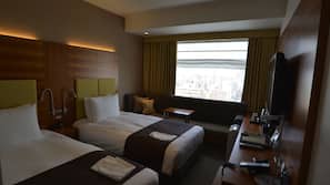 Premium bedding, down duvet, Select Comfort beds, in-room safe
