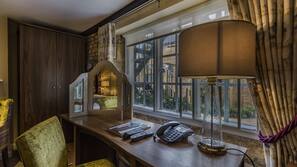 In-room safe, laptop workspace, iron/ironing board, free WiFi