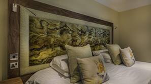 In-room safe, laptop workspace, iron/ironing board, free WiFi