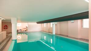 Piscina coperta, lettini