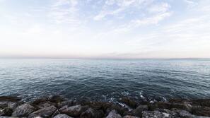Una spiaggia nelle vicinanze