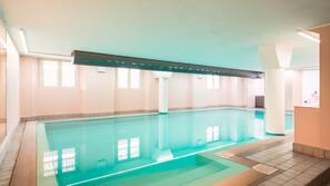Piscina coperta, lettini
