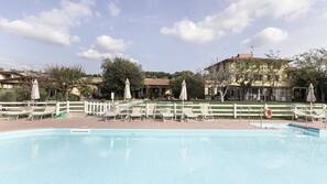 2 piscine all'aperto, una piscina in terrazza, ombrelloni da piscina