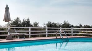 2 piscine all'aperto, una piscina in terrazza, ombrelloni da piscina