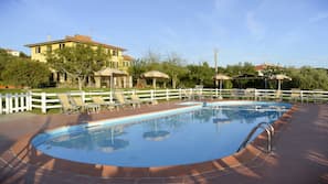 2 piscine all'aperto, una piscina in terrazza, ombrelloni da piscina