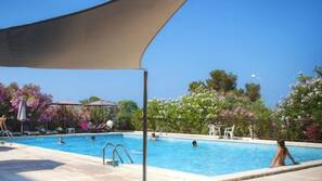 Una piscina al aire libre de temporada (de 8:00 a 20:00), sombrillas