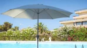Una piscina al aire libre de temporada (de 8:00 a 20:00), sombrillas