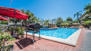 2 outdoor pools