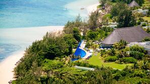 Plage, sable blanc, cabines gratuites, chaises longues
