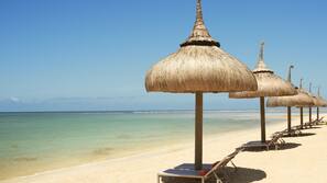 Plage, sable blanc, cabines gratuites, chaises longues