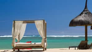 Plage, sable blanc, cabines gratuites, chaises longues