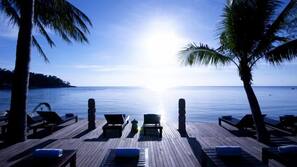 Plage, sable blanc, chaises longues, parasols