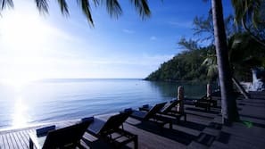 Plage, sable blanc, chaises longues, parasols
