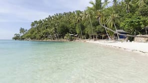 Plage, sable blanc, chaises longues, parasols