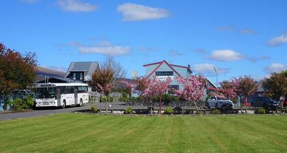 Adventure Lodge & Motel