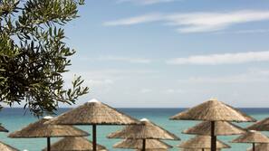 Plage, chaises longues, parasols, serviettes de plage