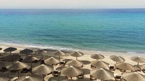Plage, chaises longues, parasols, serviettes de plage