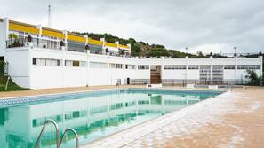 3 piscinas al aire libre (de 9:30 a 20:00), sombrillas, tumbonas
